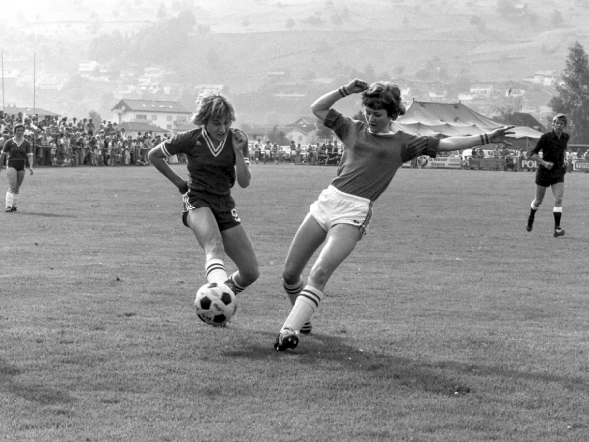 Exemple: Duel entre Trix Fischer (Alpnach, à gauche) et Helga Fischer (Berne) lors d'un match de football le 22 juin 1975 à Buochs (Nidwald).
